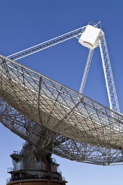 Radioteleskopschüssel in Parkhäusern, Australien — Stockfoto