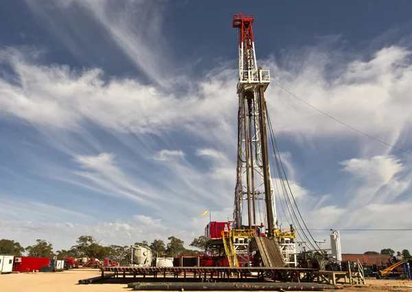 sondaj kulesi ve bulutlu gökyüzü kara