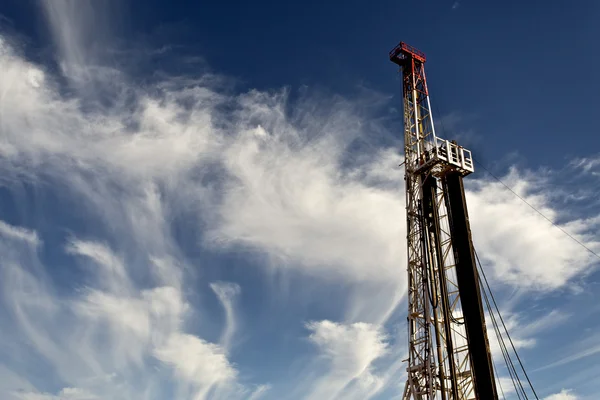 Terra Drilling Rig e cielo nuvoloso — Foto Stock