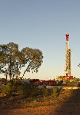 gün batımında kara sondaj rig