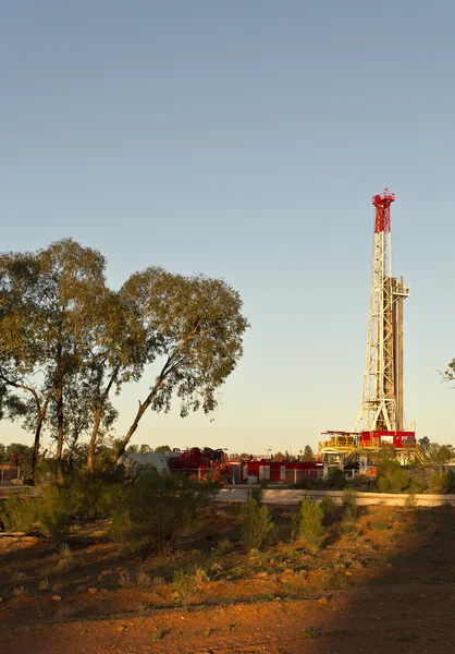 Gün batımında kara sondaj rig — Stok fotoğraf