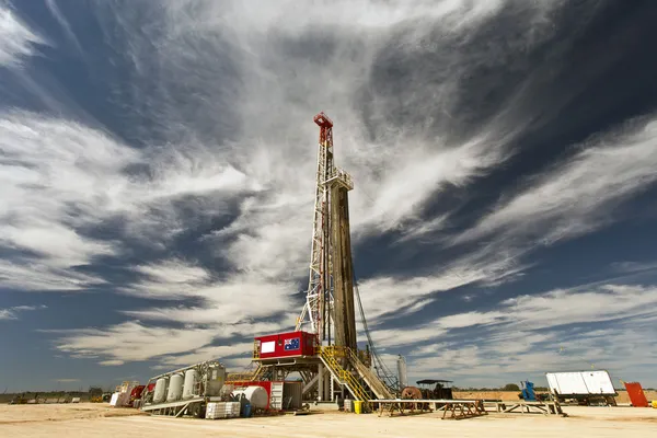 Land Drilling Rig and Cloudy Sky — Stock Photo, Image