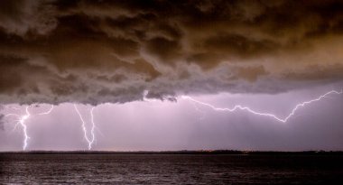 İki yaygın yıldırım tipi: Buluttan yere ve buluttan havaya 