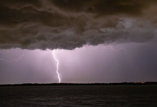 Gemeenschappelijke Wolk Aan Grond Blikseminslag — Stockfoto