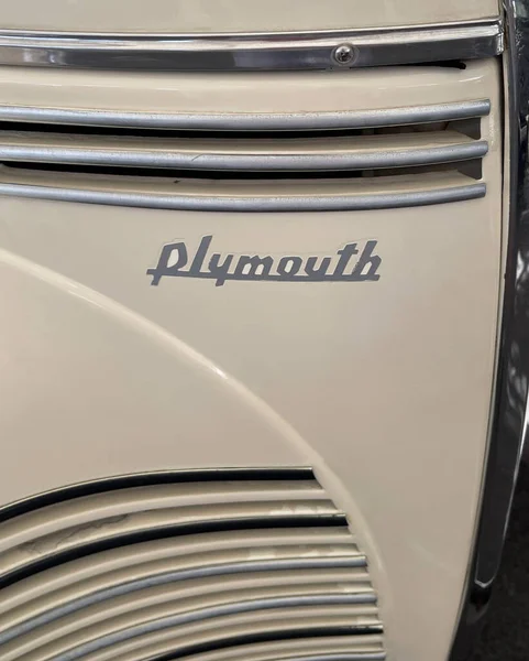 1940 Plymouth Con Faros Sellados Pestillos Giratorios Limpiaparabrisas Accionados Por —  Fotos de Stock