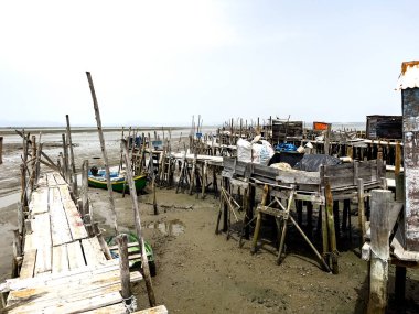 1950 'den 1960' a kadar balıkçılar tarafından inşa edilen Setubal 'deki Sado Nehri' ndeki Carrasqueira 'nın palafitik iskelesi, kırılgan ahşap ayaklıklar üzerine, popüler mimarinin bir sanat eseri olarak kabul ediliyor.