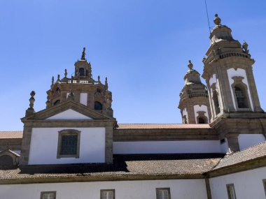 Mülteci Aziz Michael Manastırı (Sao Miguel de Refojos) 1755 yılında Portekiz 'in Basto şehrinde Benedictine Tarikatı için Barok tarzında inşa edilmiştir.