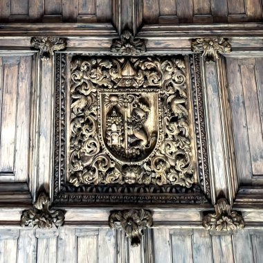 Portekiz 'in Basto kentindeki Cabeceiras de Basto kasabasında 1755 yılında Barok tarzında Barok tarzında Aziz Michael (Sao Miguel de Refojos) manastırındaki kereste tavanı inşa edilmiştir.