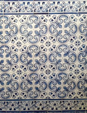 Portekiz 'in Cabeceiras de Basto şehrinde 1755 yılında Barok stilinde inşa edilen Refojos Aziz Michael manastırının ana merdivenlerini süsleyen geleneksel Portekiz mavisi fayanslar.