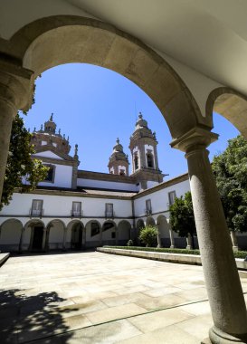 Mülteci Aziz Michael Manastırı 1755 'te Portekiz' in Basto şehrinde Benedictine Tarikatı için Barok tarzında inşa edildi.