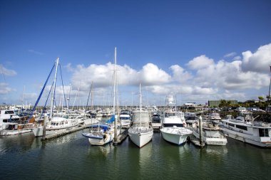 Great Sandy Straits Marina, Hervey Bay, Queensland, Avustralya 'daki Urangan limanında yer almaktadır. 