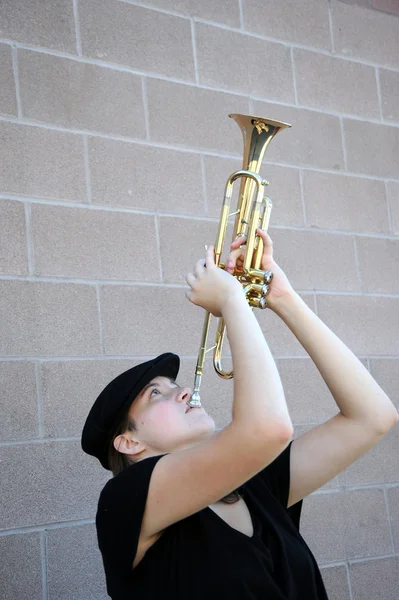 Vrouwelijke jazz-trompettist. — Stockfoto