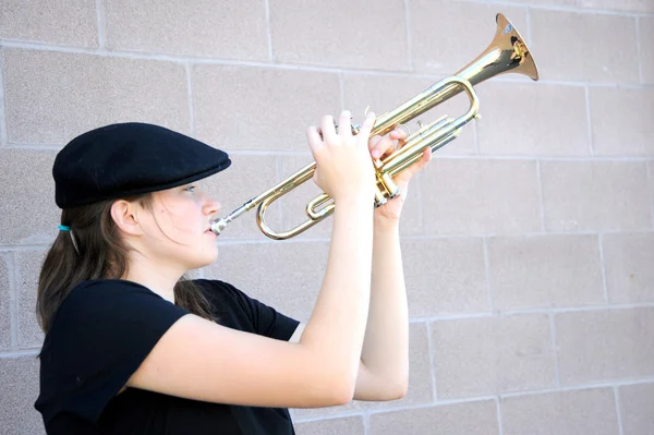 Kadın caz trompet çalıyor. — Stok fotoğraf