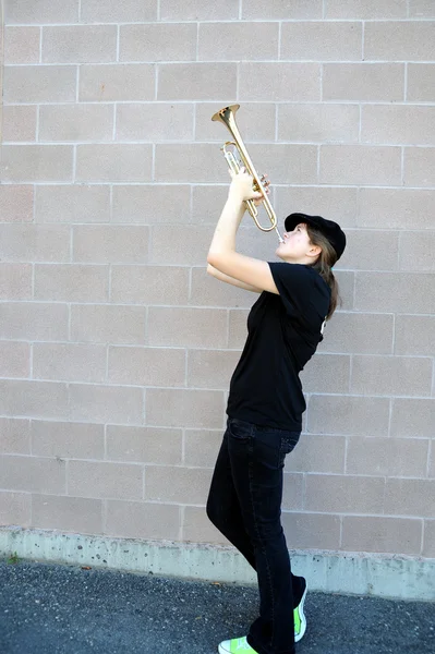 Female jazz trumpet player. — Stock Photo, Image