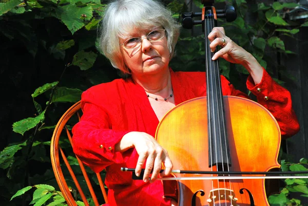 Violoncelista feminina . — Fotografia de Stock