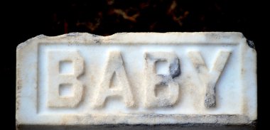 Bebek mezar taşı.