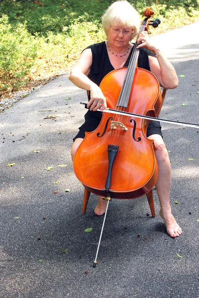 Violoncelista feminina . — Fotografia de Stock