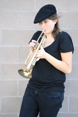 Kadın trompetçi.