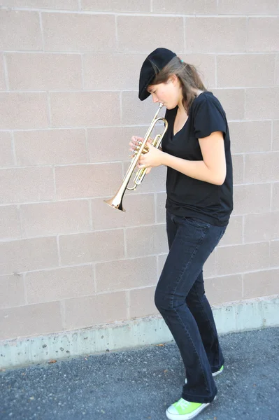 Trompetista feminina. — Fotografia de Stock