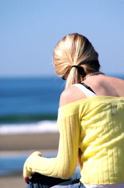 Blond kvinnlig skönhet. — Stockfoto