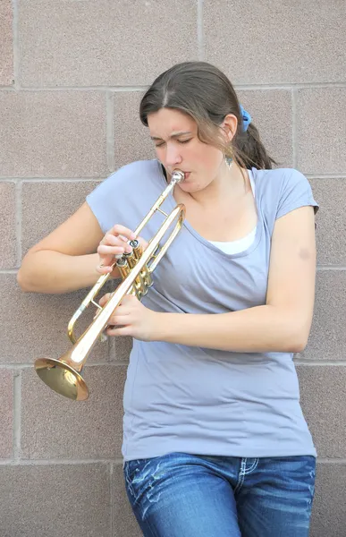 Female trumpet player. — Stock Photo, Image