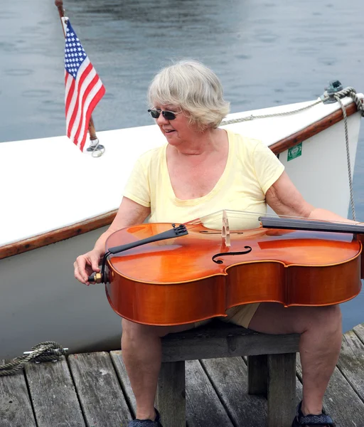 Volwassen vrouwelijke cellist. — Stockfoto