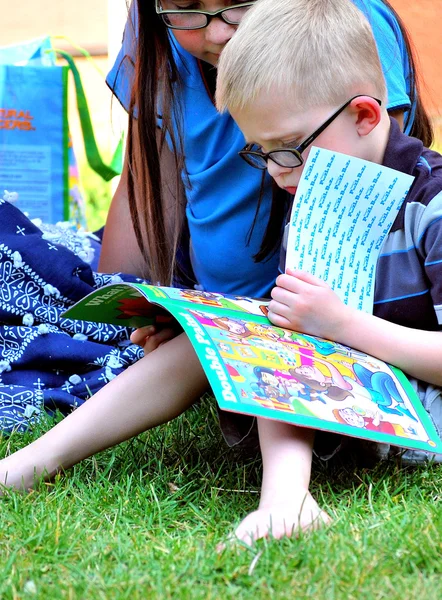 Menino leitura . — Fotografia de Stock