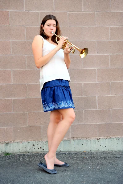 Kvinnlig trumpetare. — Stockfoto