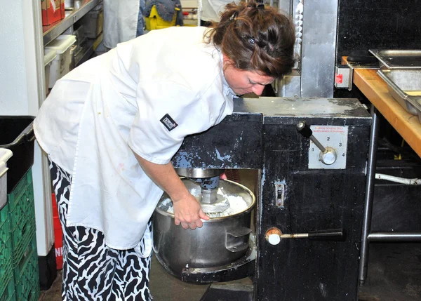 Chef en cocina . — Foto de Stock