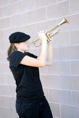 Kadın trompetçi.