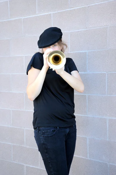 Kadın trompetçi. — Stok fotoğraf