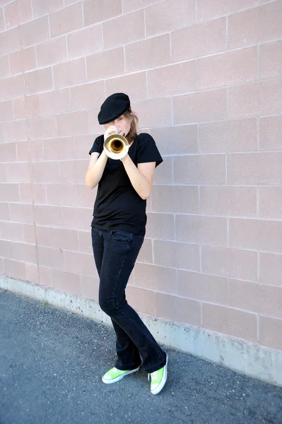 Female trumpet player. — Stock Photo, Image