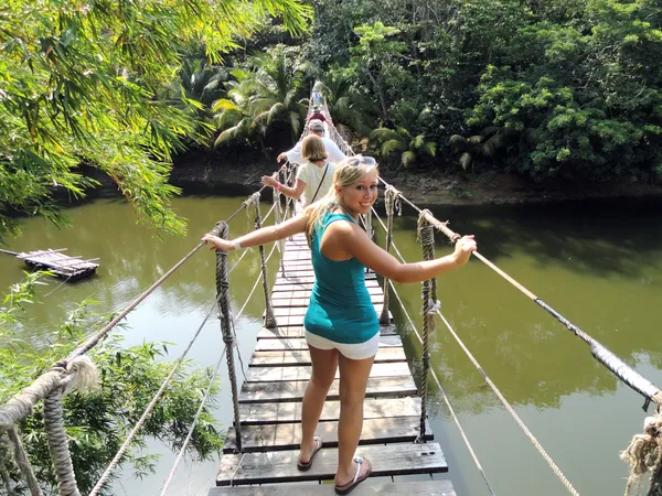 Kvinna på rope bridge. — Stockfoto