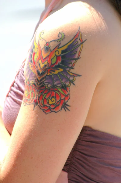 kadın kol dövmesi.