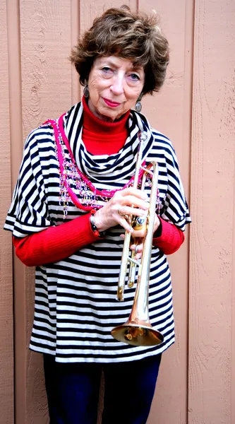 여성 트럼펫 연주자. — 스톡 사진
