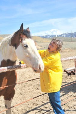 Olgun kadın çiftçi.