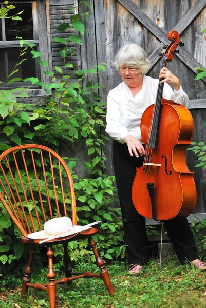 Volwassen vrouwelijke cellist. — Stockfoto