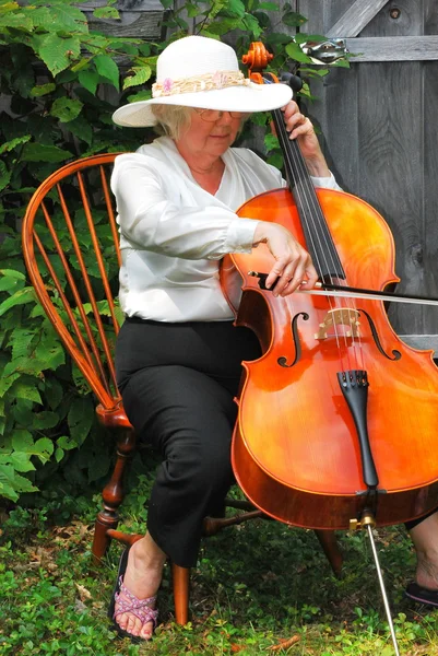 Mature female cellist. — Stock Photo, Image