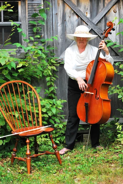 Volwassen vrouwelijke cellist. — Stockfoto