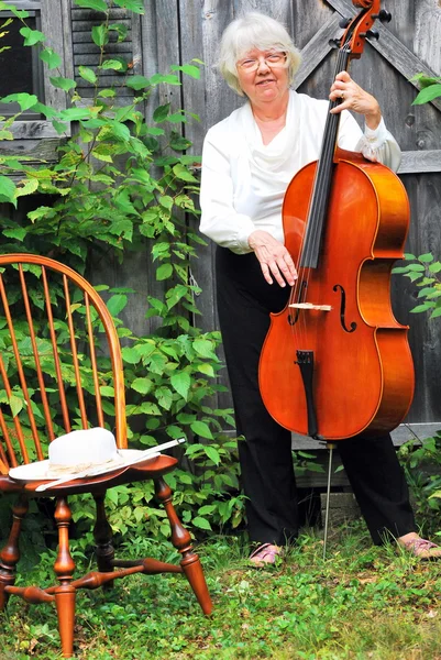 Volwassen vrouwelijke cellist. — Stockfoto