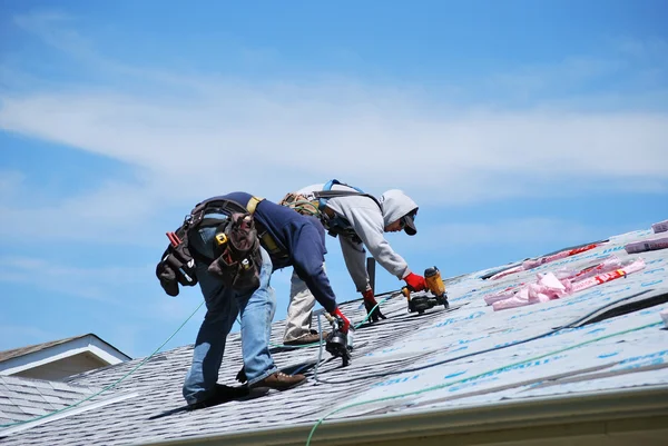 Roofers masculinos . — Fotografia de Stock