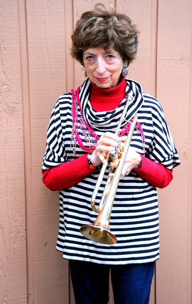 여성 트럼펫 연주자. — 스톡 사진