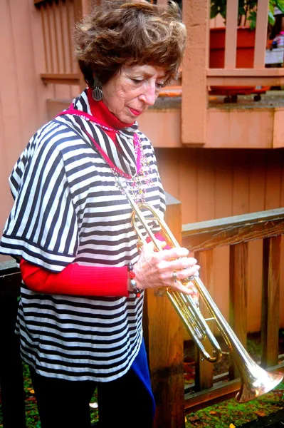 Female trumpet player. — Stock Photo, Image