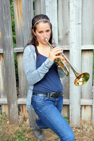 Vrouwelijke trompettist. — Stockfoto