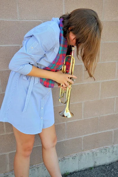 Trompetista feminina. — Fotografia de Stock