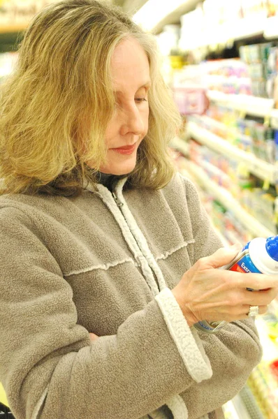 Vrouw in supermarkt. — Stockfoto