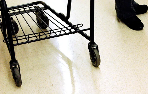 Feminino no supermercado . — Fotografia de Stock