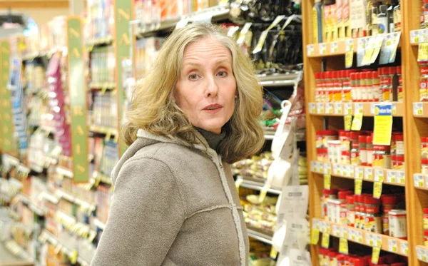 Mujer en el supermercado . — Foto de Stock