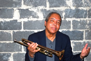 caz trompet çalıyor.