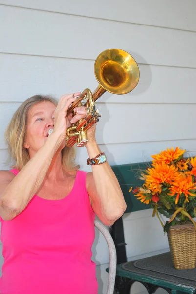 Female trumpet player. — Stock Photo, Image